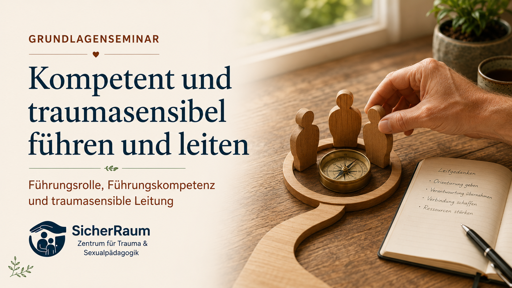 Schreibtisch mit Buch und Kompass
