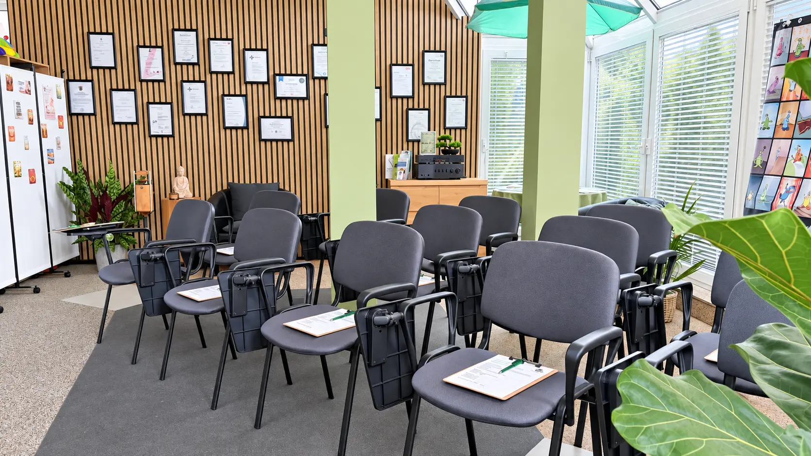 Für eine Fortbildung vorbereiteter Seminarraum im SicherRaum-Zentrum