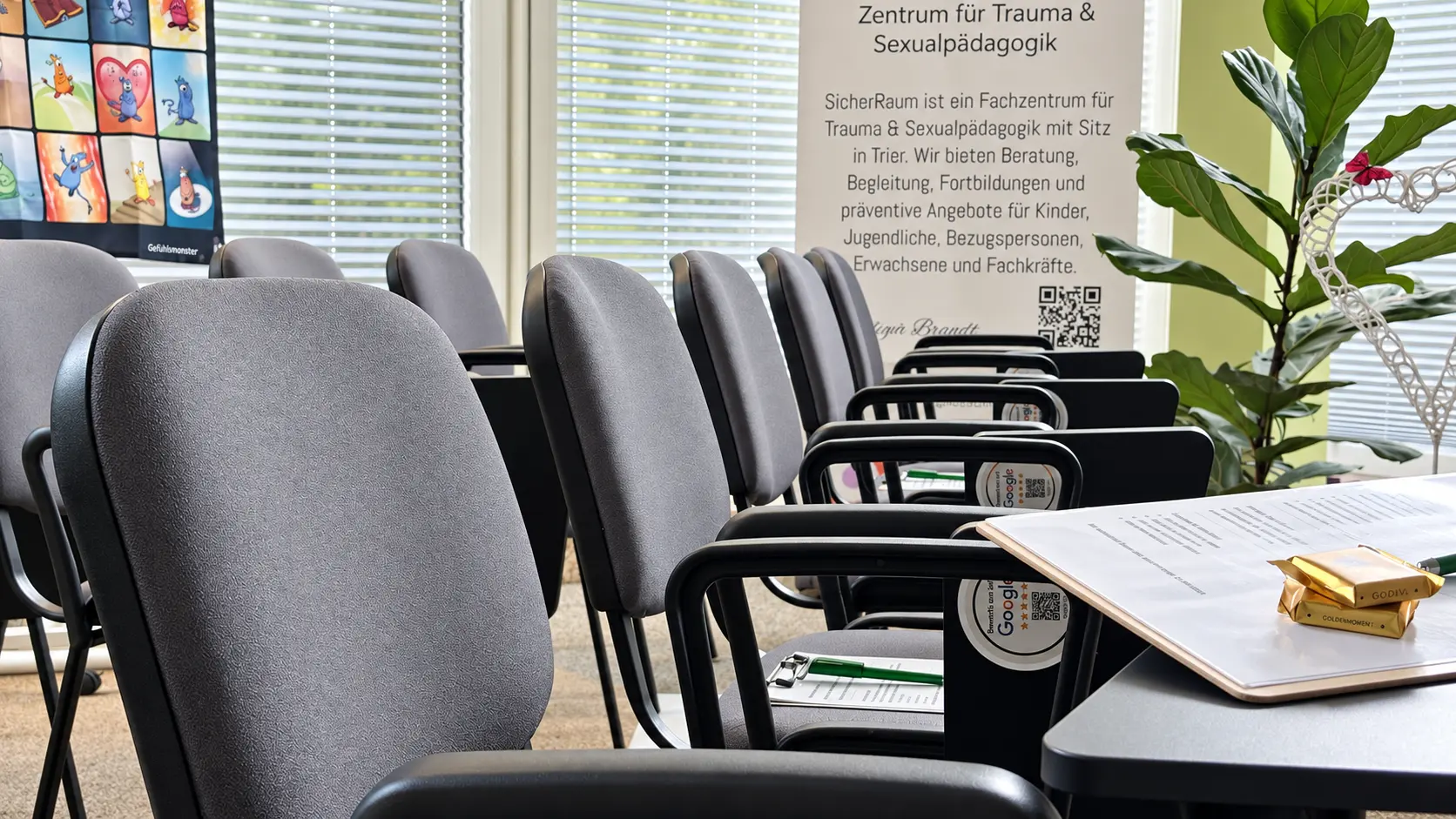 Seminarplätze mit Unterlagen für eine Veranstaltung im SicherRaum-Zentrum