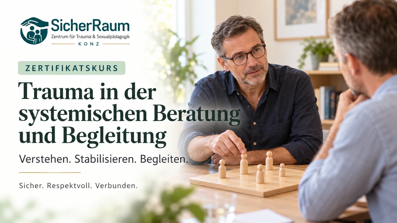 Zertifikatskurs Trauma in der systemischen Beratung und Begleitung: Beratung mit einem Systembrett und Holzfiguren.